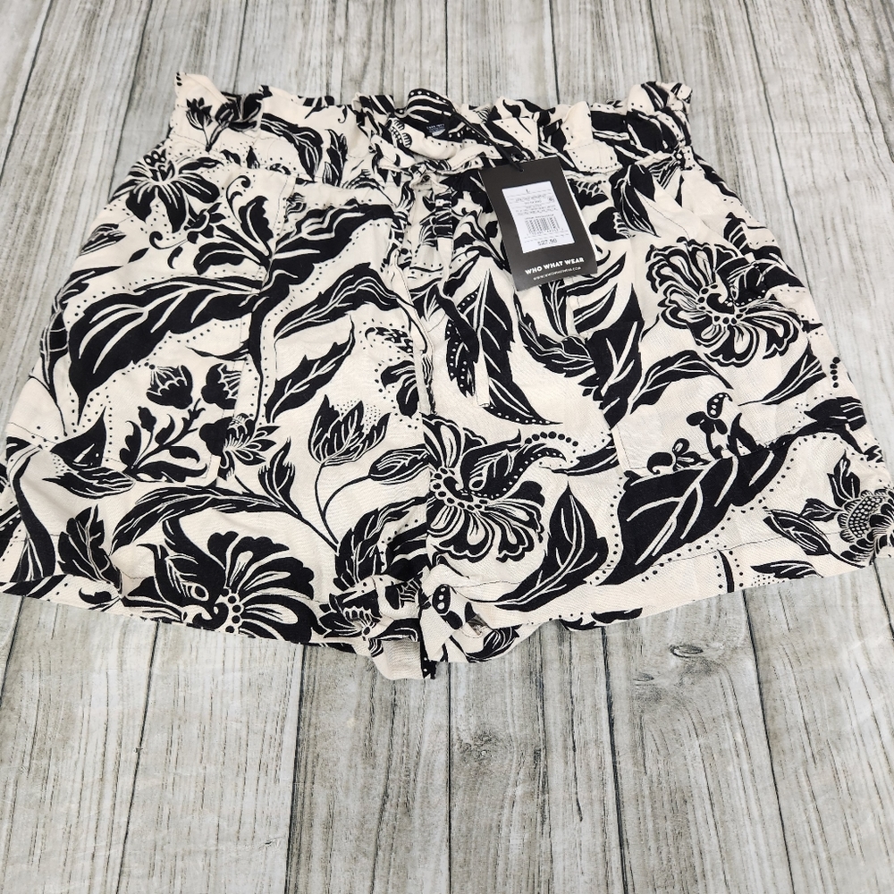 Womens NWT large WHO WHAT WEAR shorts